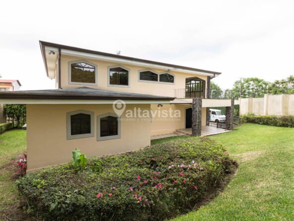 Remate de casa en Curridabat en Condominio - Altavista Propiedades en Costa  Rica