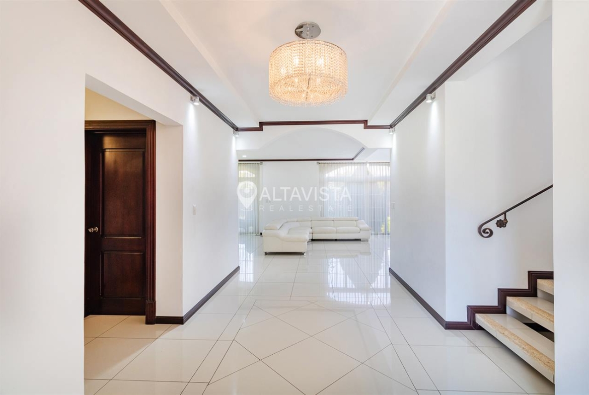 Condominio Roble Sabana Casa en Venta Curridabat