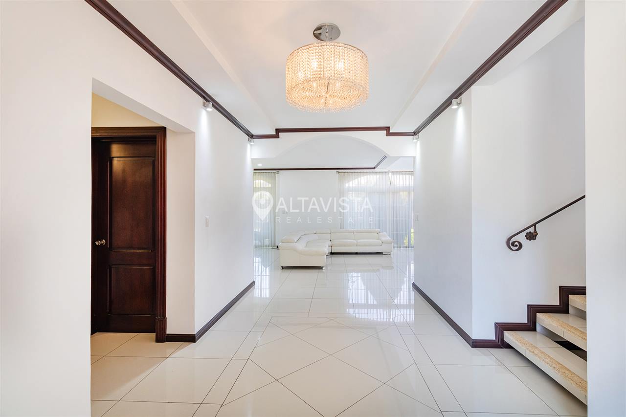 Condominio Roble Sabana Casa en Venta Curridabat