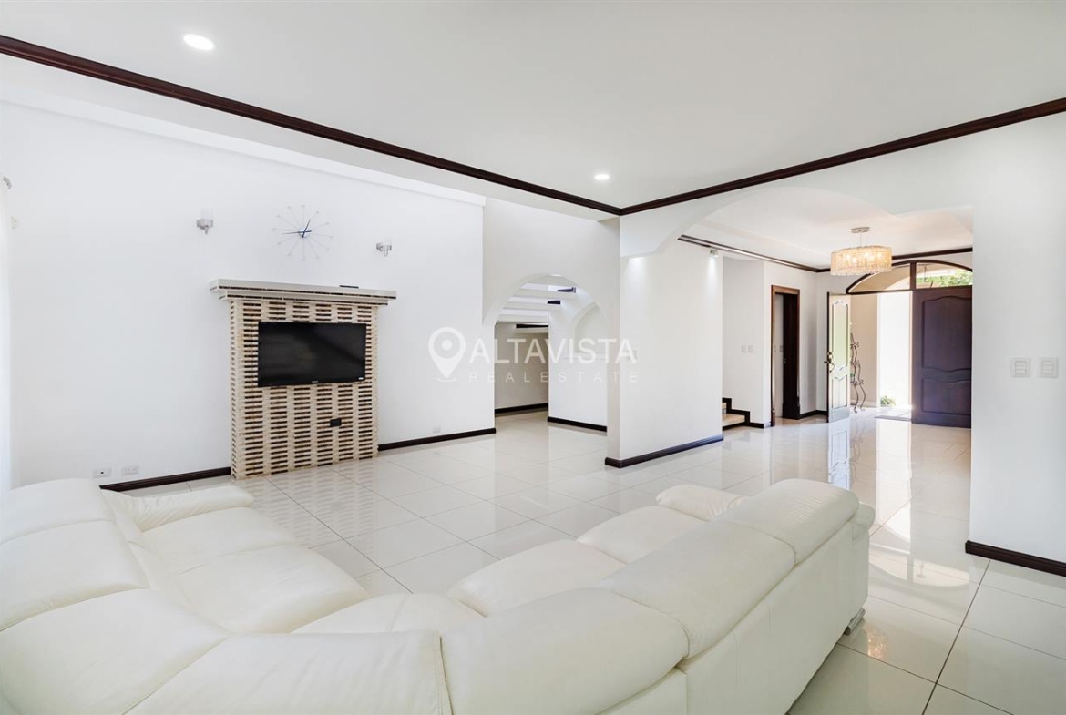 Condominio Roble Sabana Casa en Venta Curridabat