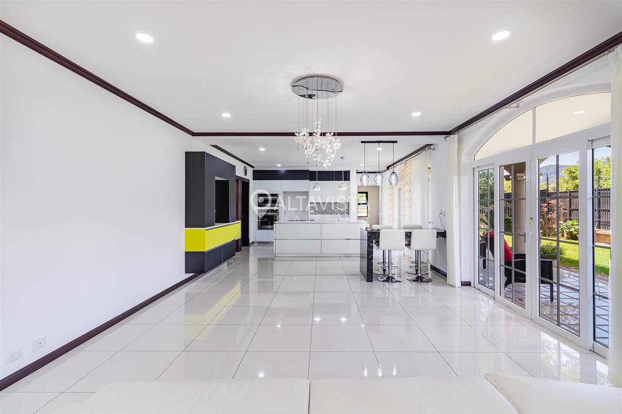 Condominio Roble Sabana Casa en Venta Curridabat