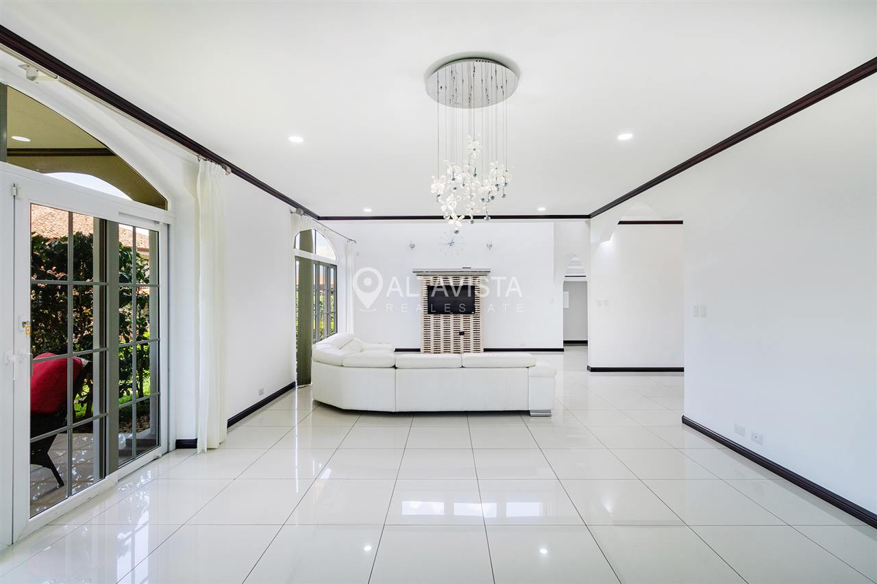Condominio Roble Sabana Casa en Venta Curridabat