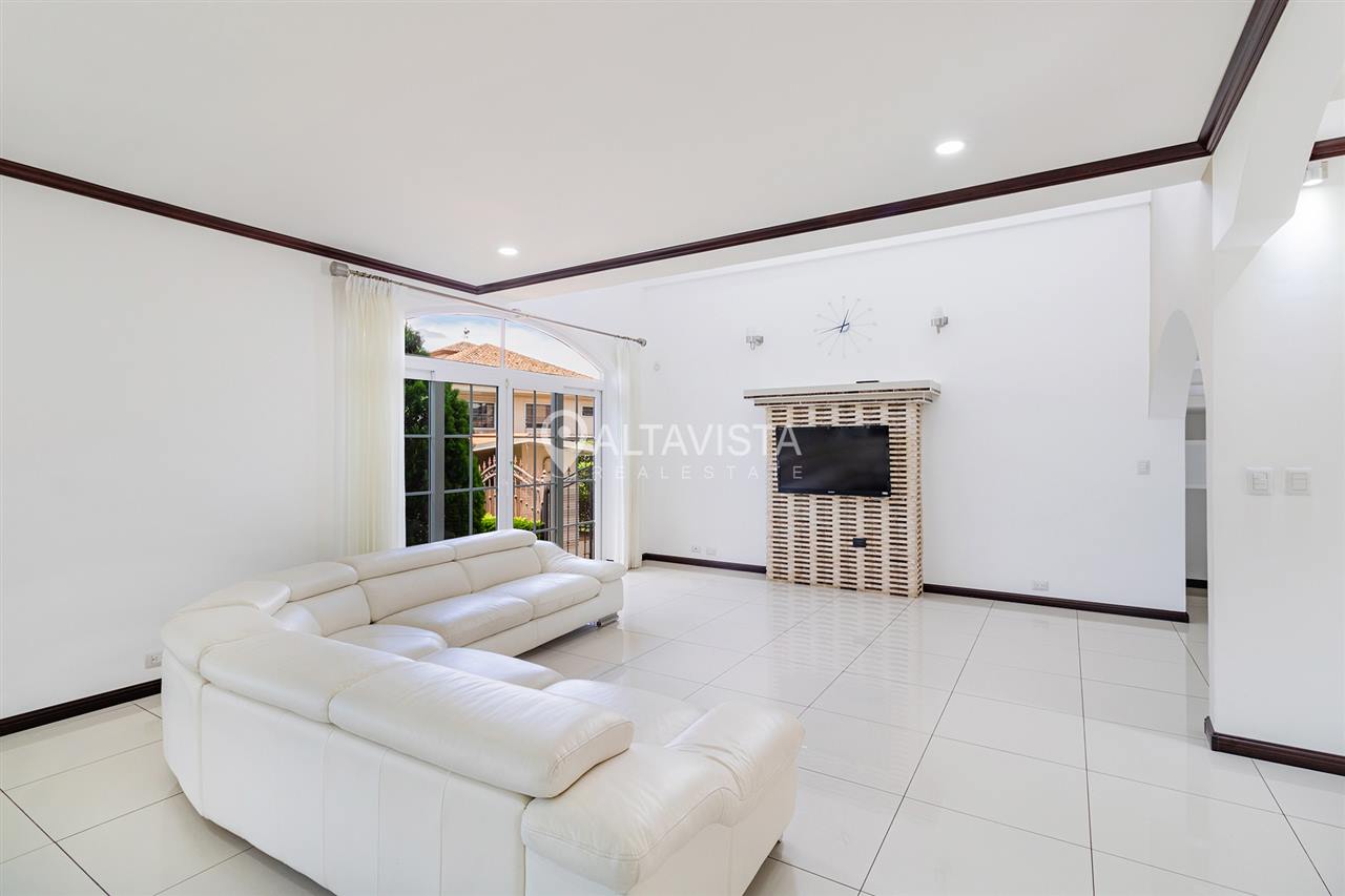 Condominio Roble Sabana Casa en Venta Curridabat