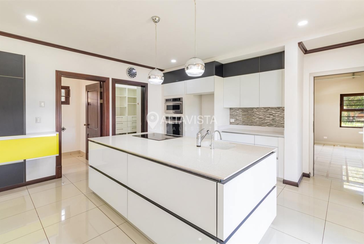 Condominio Roble Sabana Casa en Venta Curridabat