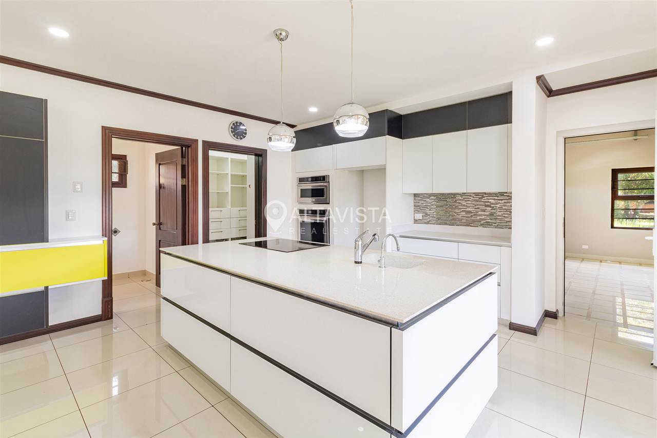 Condominio Roble Sabana Casa en Venta Curridabat