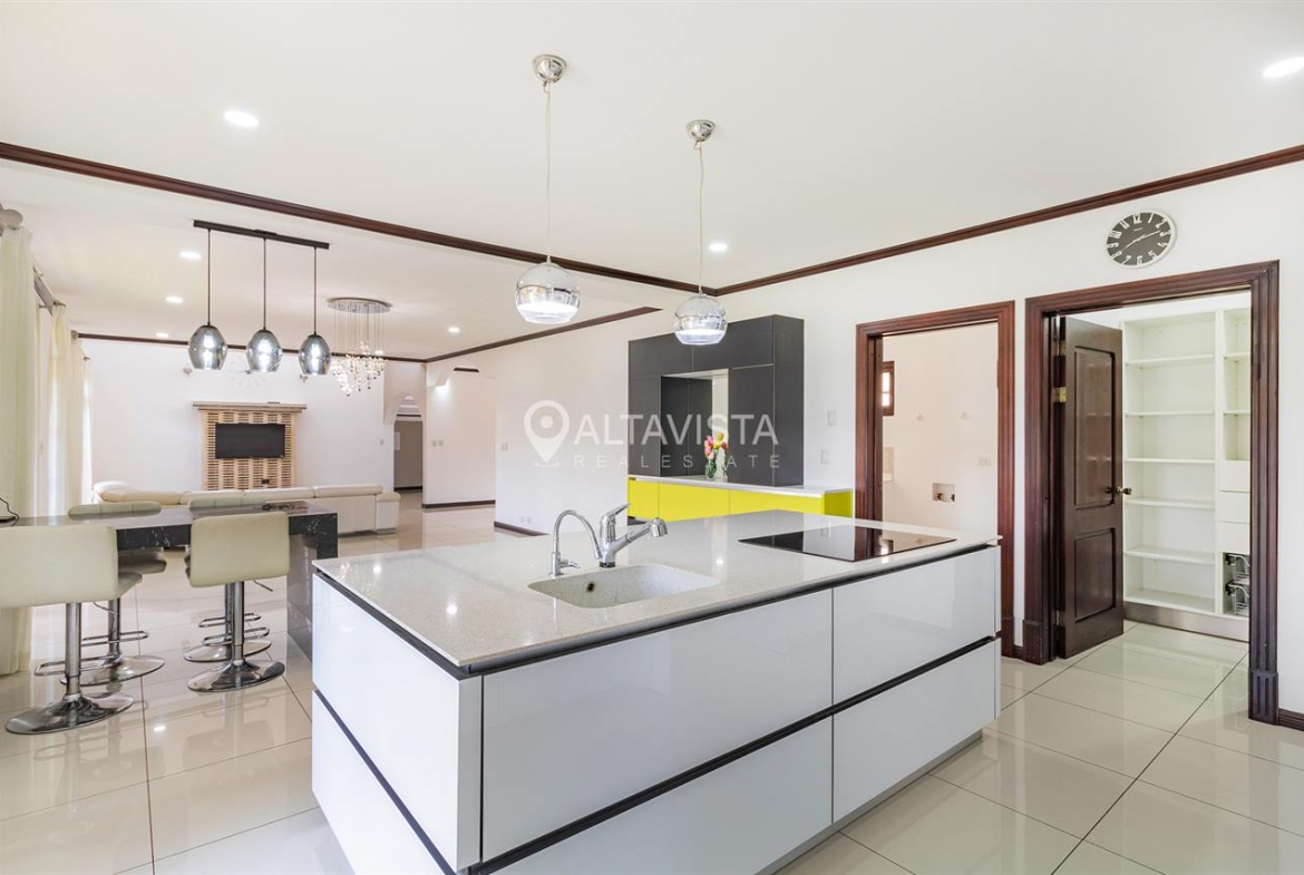 Condominio Roble Sabana Casa en Venta Curridabat