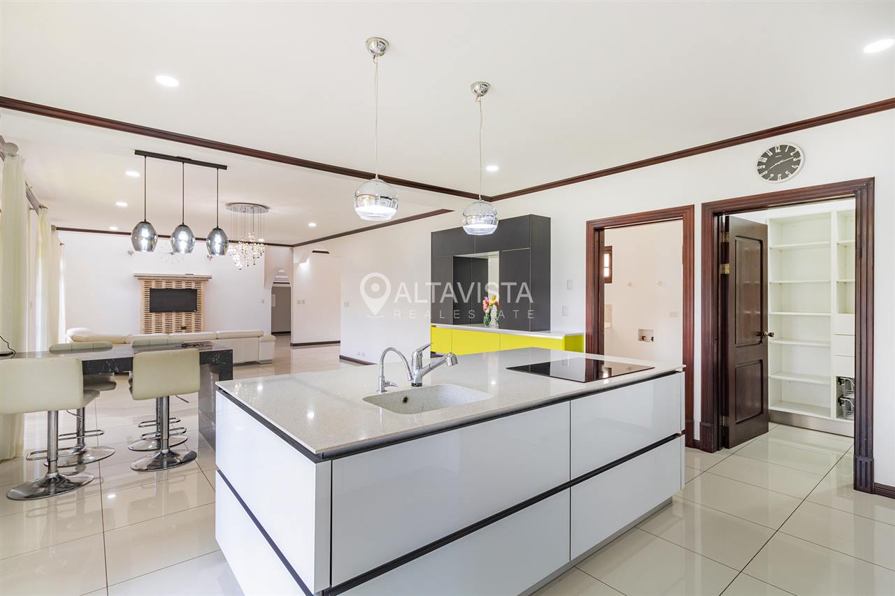 Condominio Roble Sabana Casa en Venta Curridabat