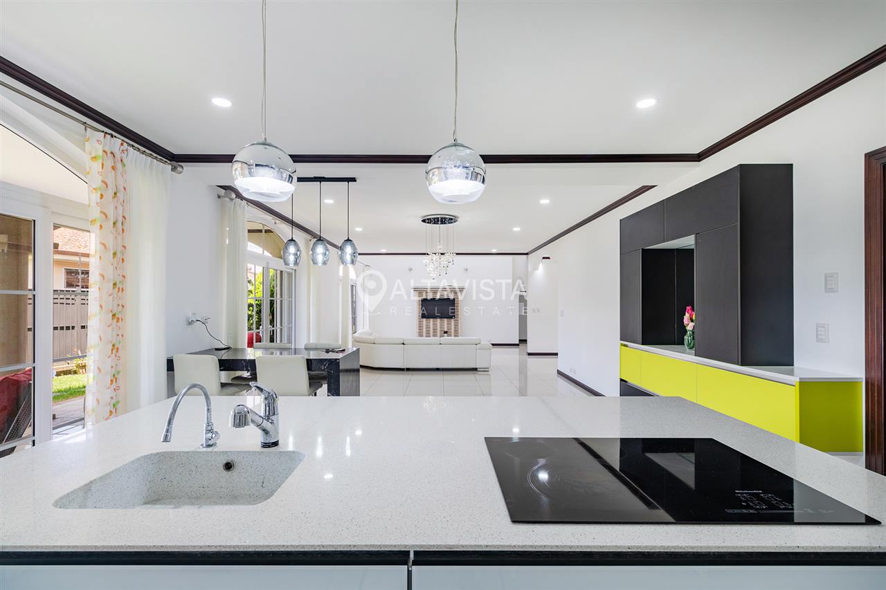 Condominio Roble Sabana Casa en Venta Curridabat