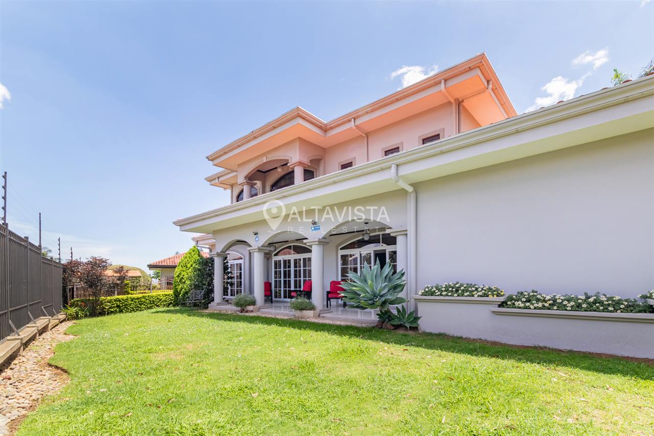 Condominio Roble Sabana Casa en Venta Curridabat