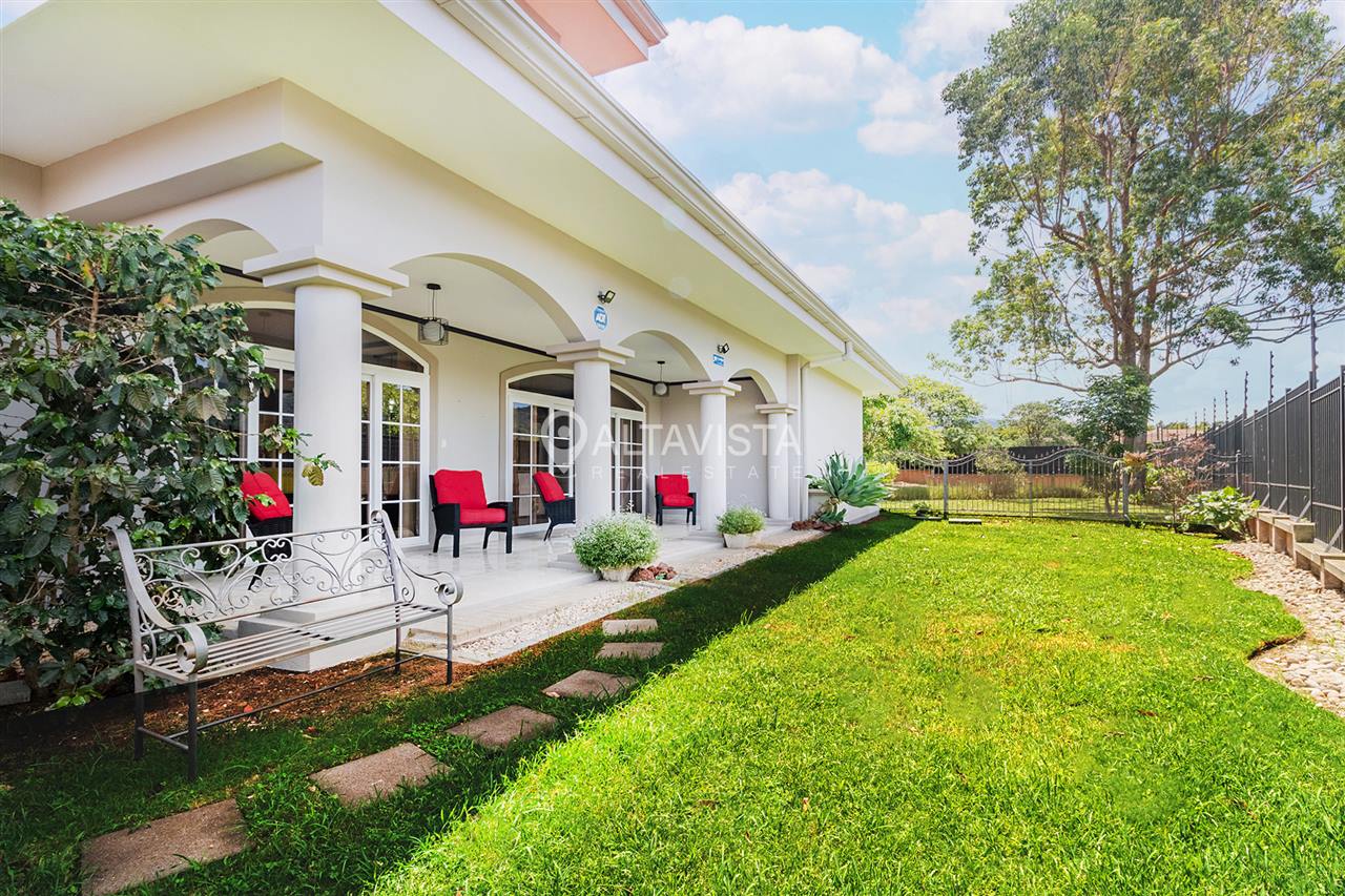 Condominio Roble Sabana Casa en Venta Curridabat