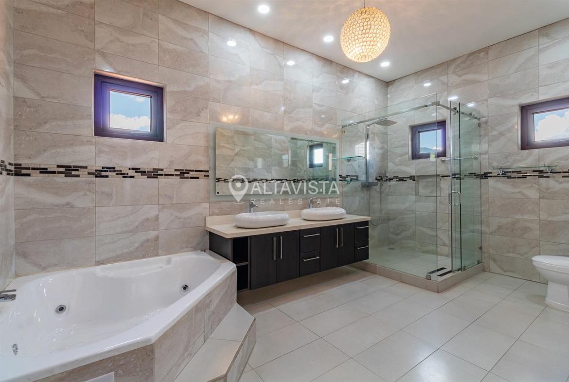 Condominio Roble Sabana Casa en Venta Curridabat