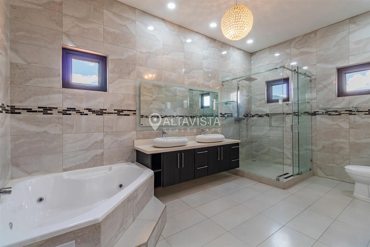 Condominio Roble Sabana Casa en Venta Curridabat