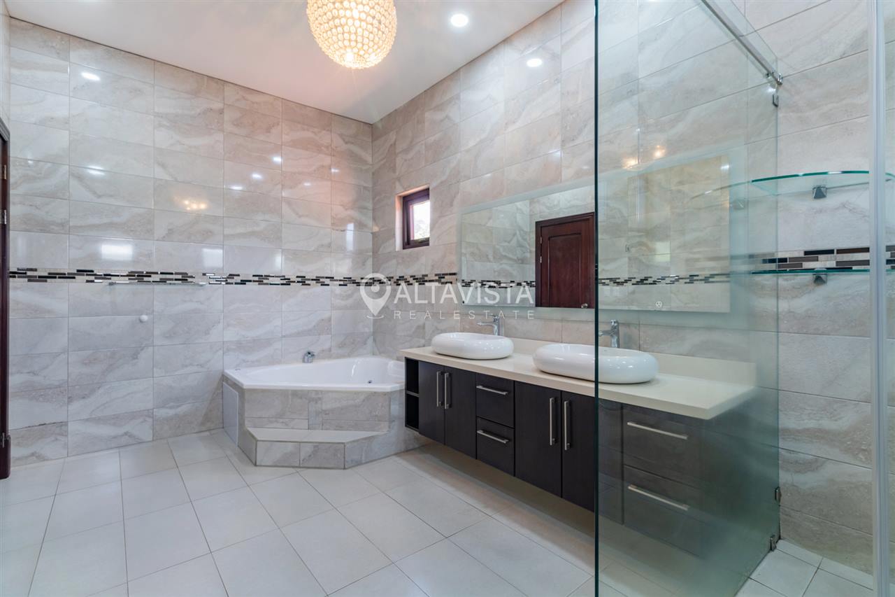 Condominio Roble Sabana Casa en Venta Curridabat