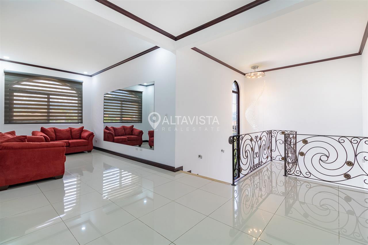 Condominio Roble Sabana Casa en Venta Curridabat