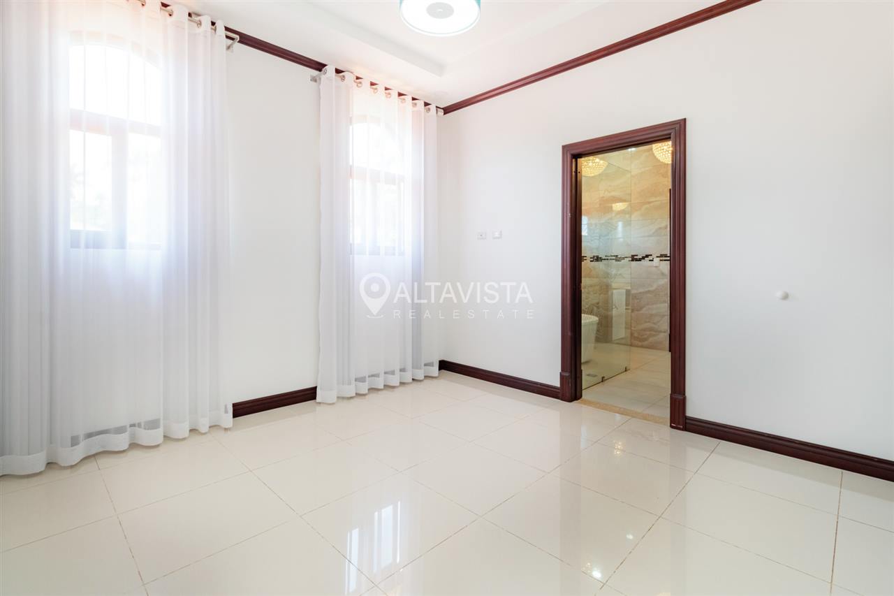 Condominio Roble Sabana Casa en Venta Curridabat