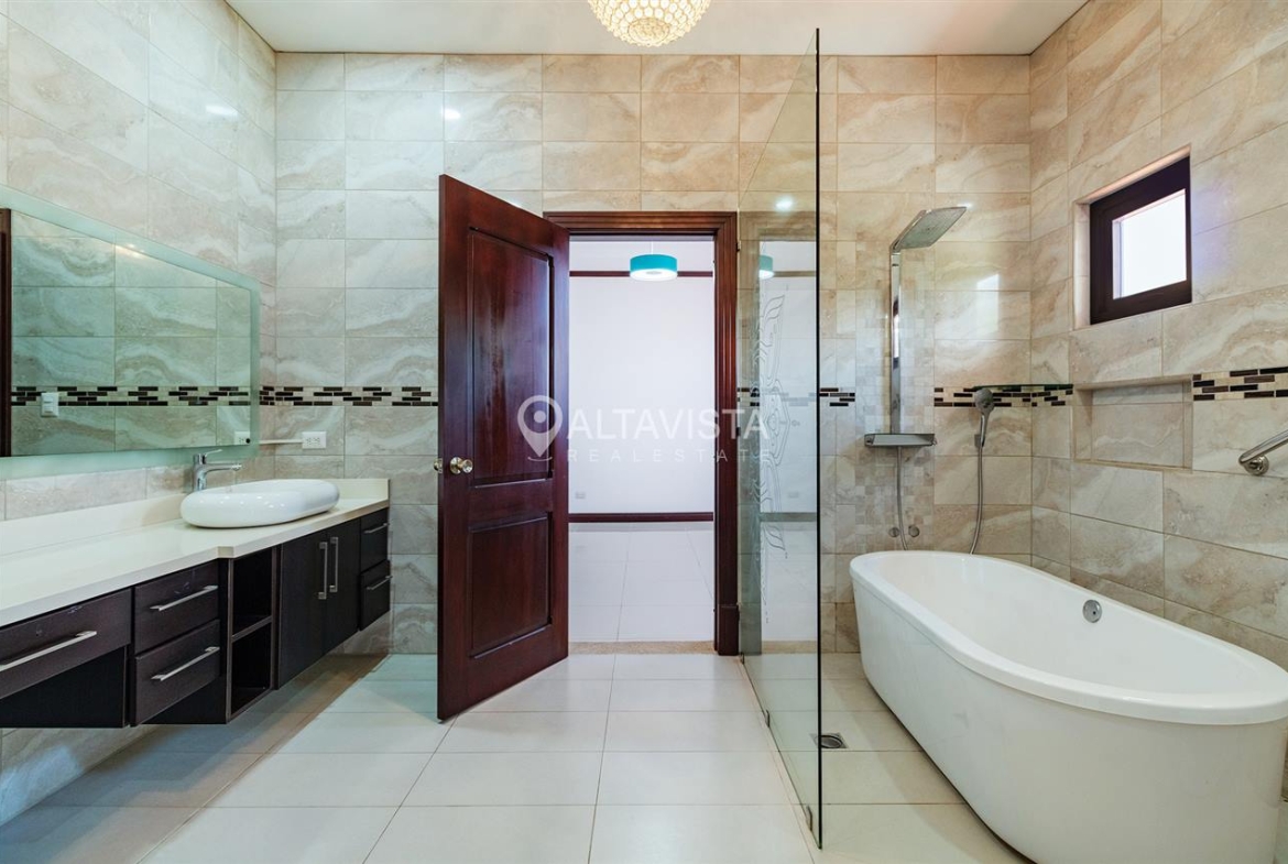 Condominio Roble Sabana Casa en Venta Curridabat