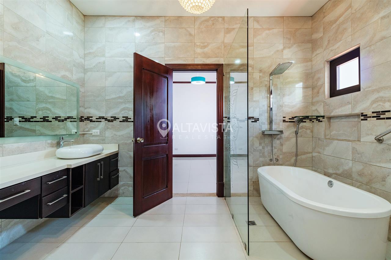 Condominio Roble Sabana Casa en Venta Curridabat