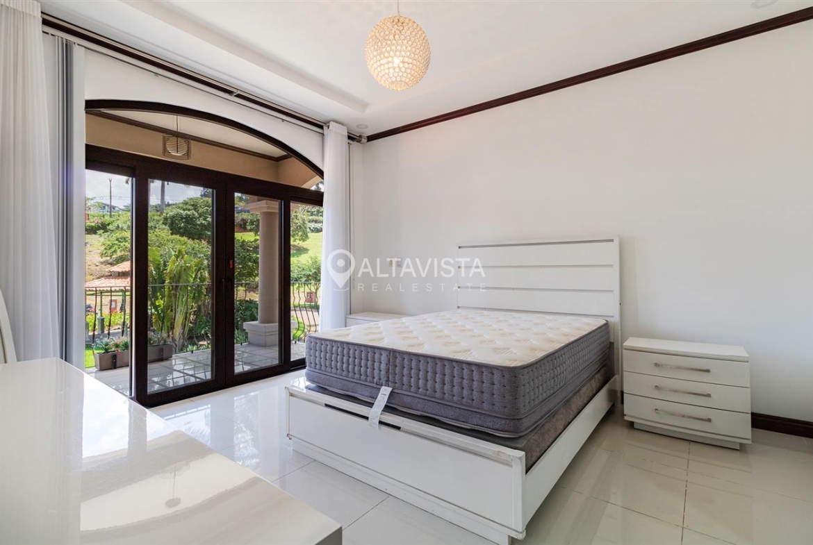 Condominio Roble Sabana Casa en Venta Curridabat