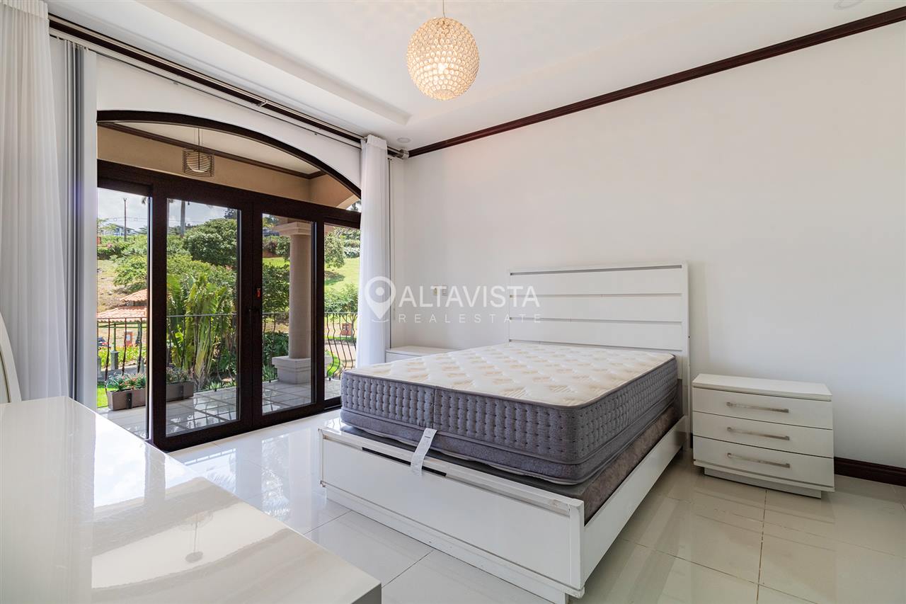 Condominio Roble Sabana Casa en Venta Curridabat