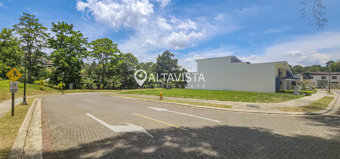 Lote en Condominio Las Rusias Esquinero