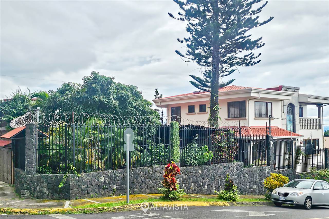 Residencia Esquinera en Calle Blancos