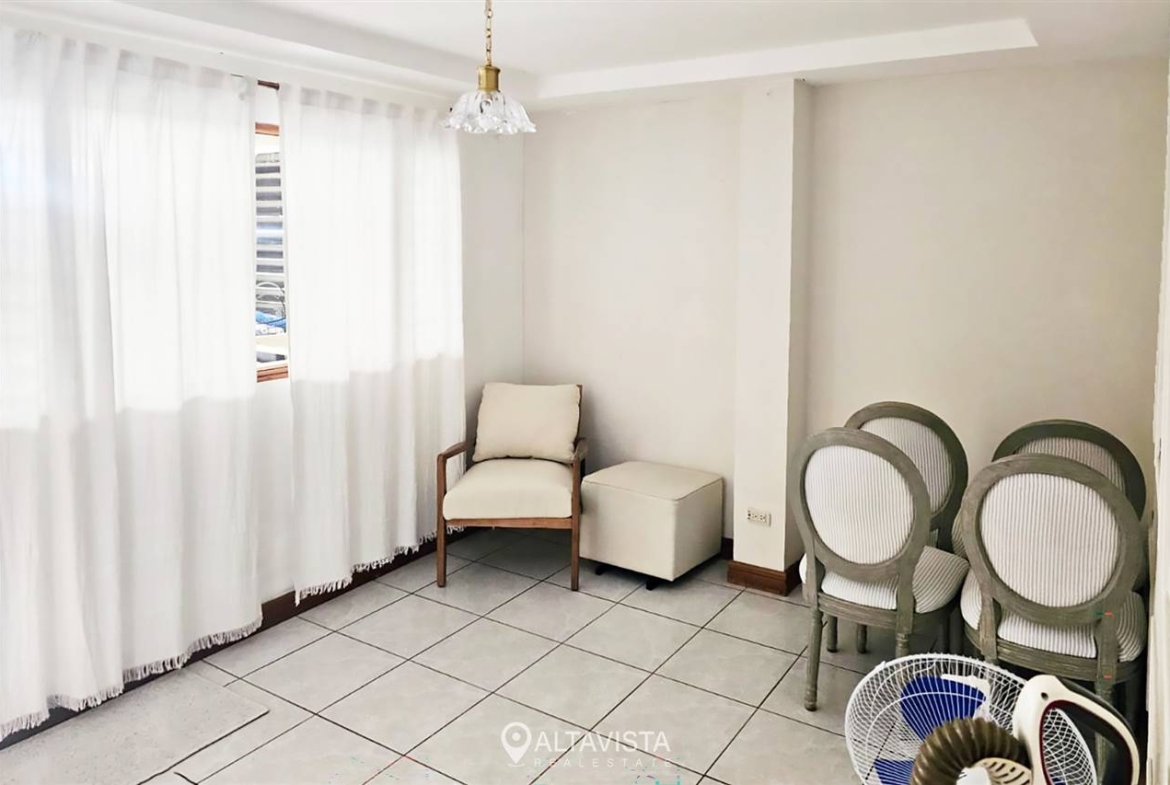 Residencia Esquinera en Calle Blancos
