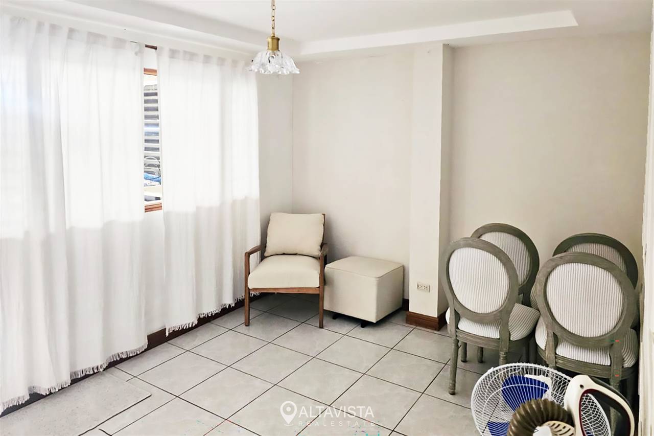 Residencia Esquinera en Calle Blancos