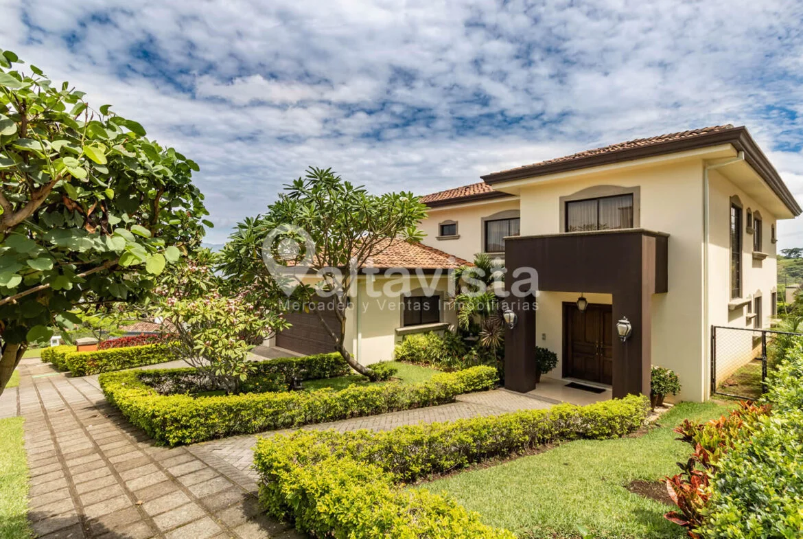 Casa en Condominio Ereganto