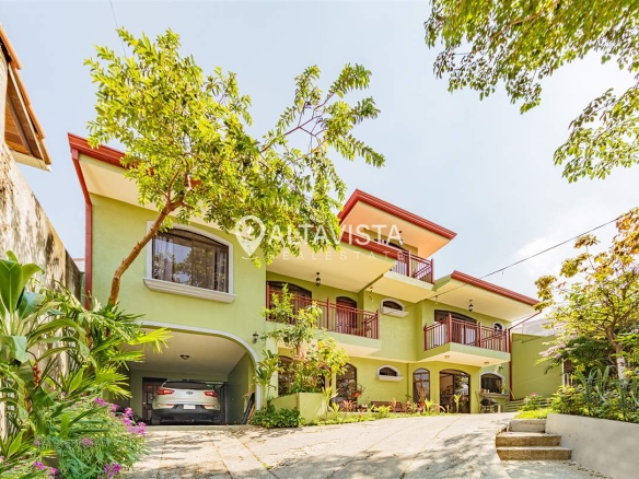 Casa en Venta Guayabos de Curridabat 3 Pisos