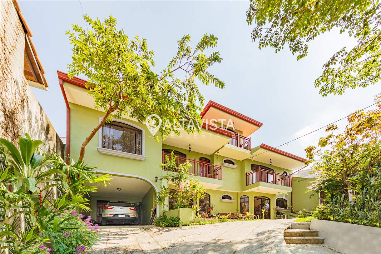 Casa en Venta Guayabos de Curridabat 3 Pisos
