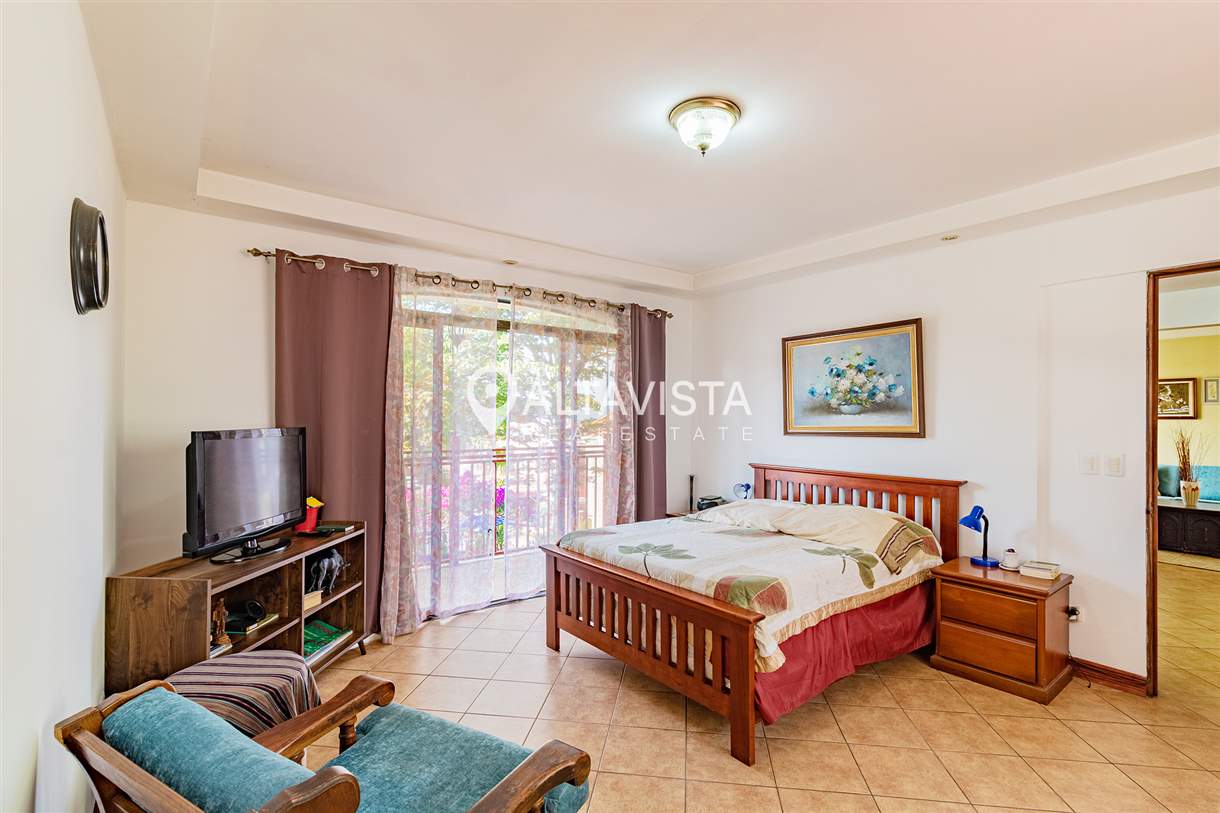 Casa en Venta Guayabos de Curridabat 3 Pisos
