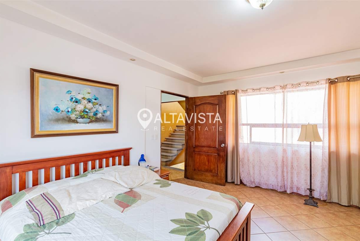 Casa en Venta Guayabos de Curridabat 3 Pisos