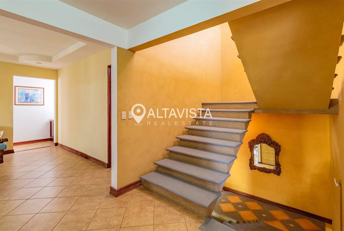 Casa en Venta Guayabos de Curridabat 3 Pisos