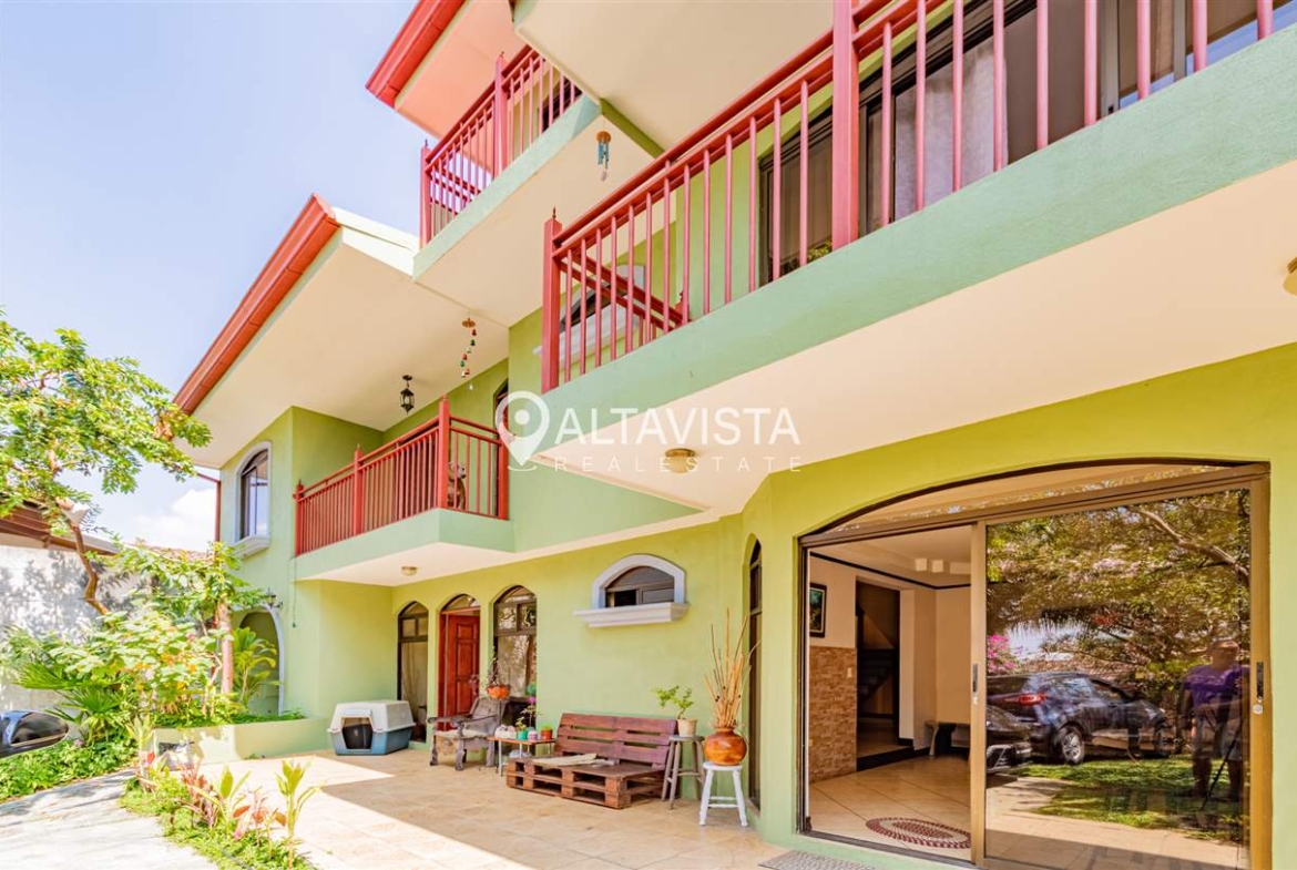 Casa en Venta Guayabos de Curridabat 3 Pisos