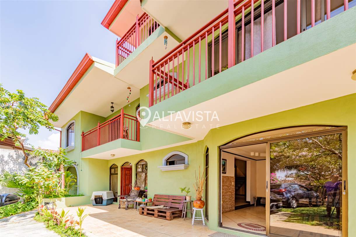 Casa en Venta Guayabos de Curridabat 3 Pisos