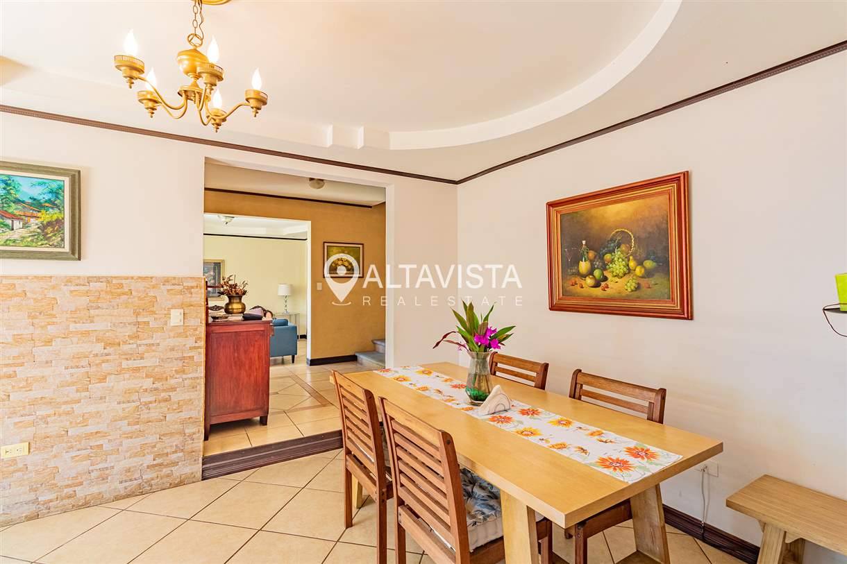 Casa en Venta Guayabos de Curridabat 3 Pisos