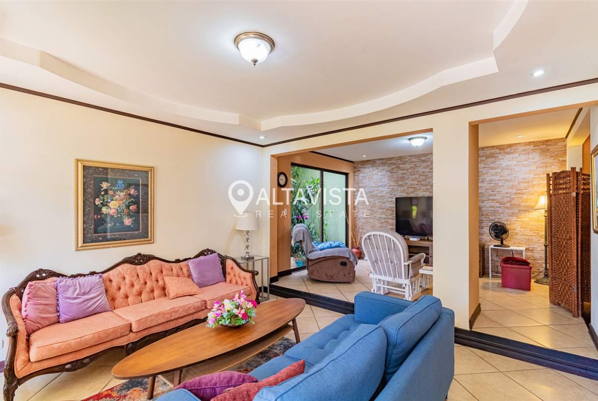 Casa en Venta Guayabos de Curridabat 3 Pisos