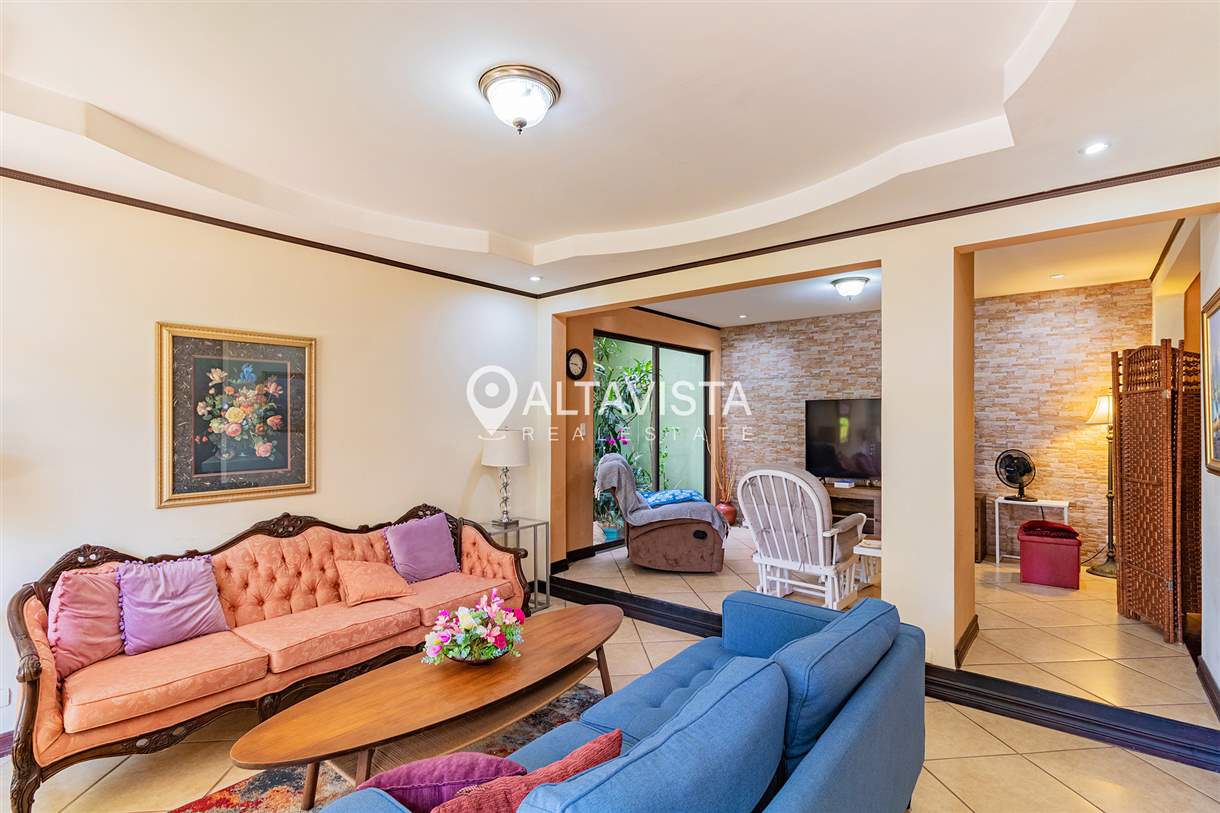 Casa en Venta Guayabos de Curridabat 3 Pisos