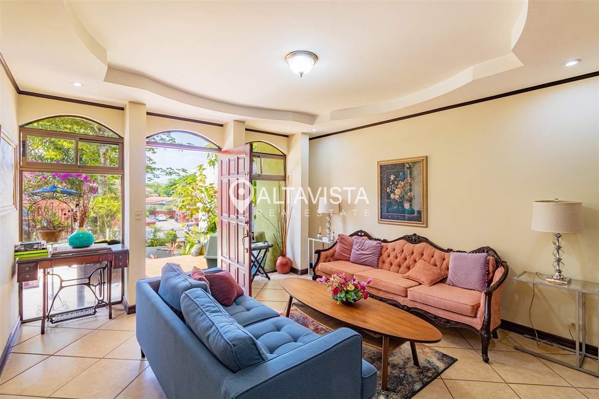 Casa en Venta Guayabos de Curridabat 3 Pisos