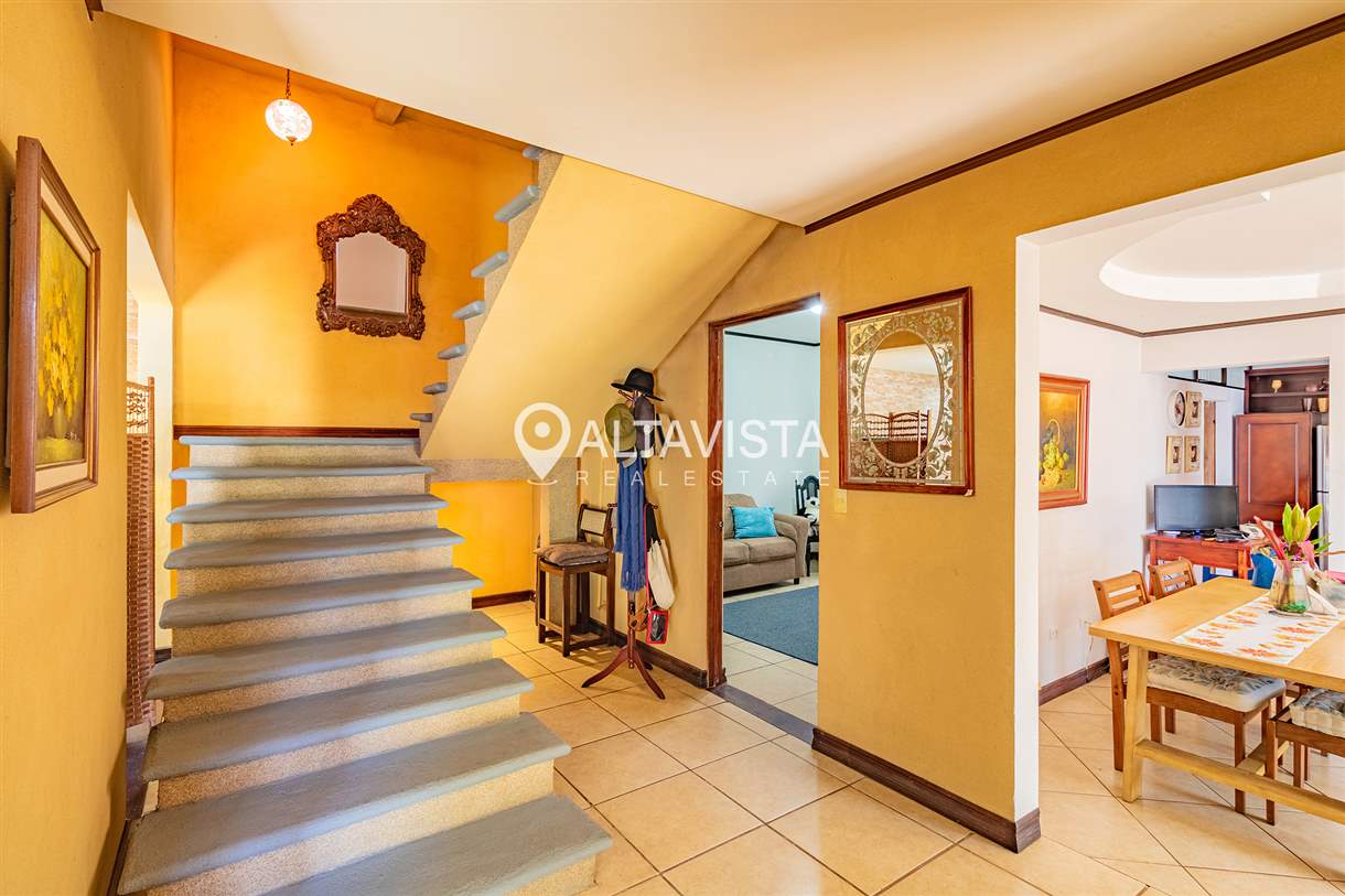 Casa en Venta Guayabos de Curridabat 3 Pisos