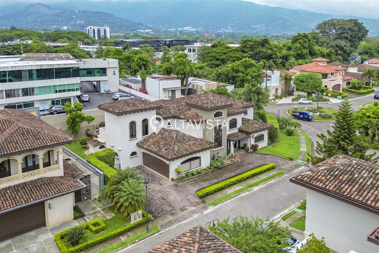 Casa en Venta - Hacienda Lindora - Santa Ana