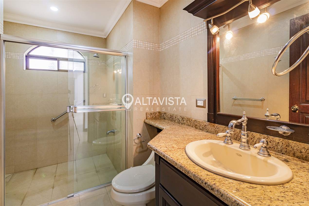 Casa en Venta - Hacienda Lindora - Santa Ana