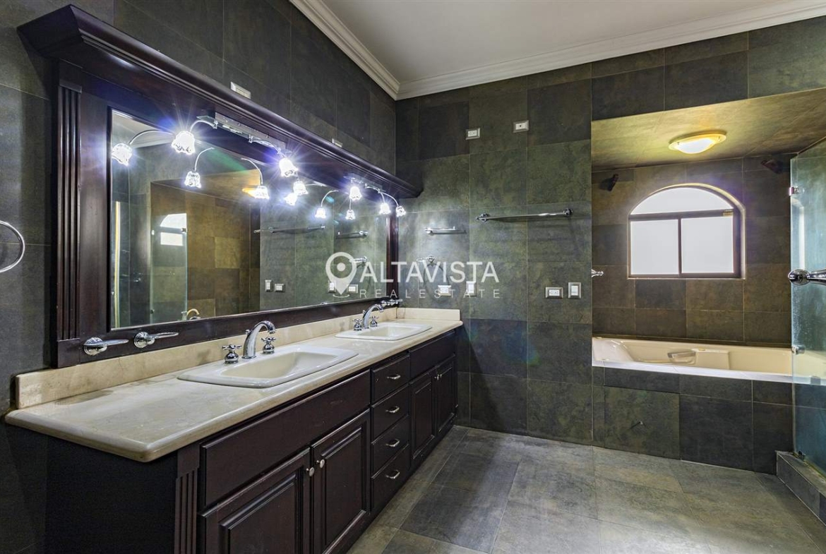 Casa en Venta - Hacienda Lindora - Santa Ana