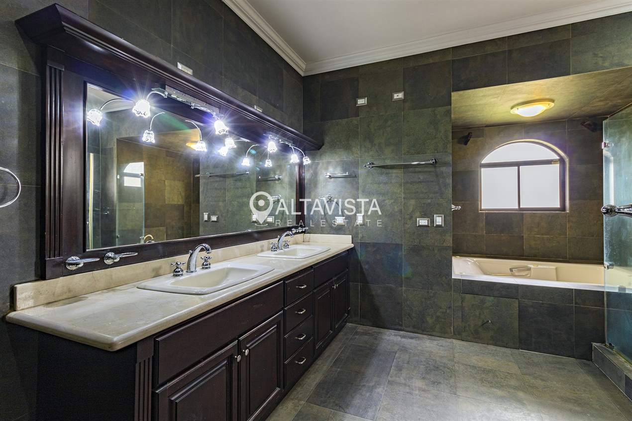 Casa en Venta - Hacienda Lindora - Santa Ana