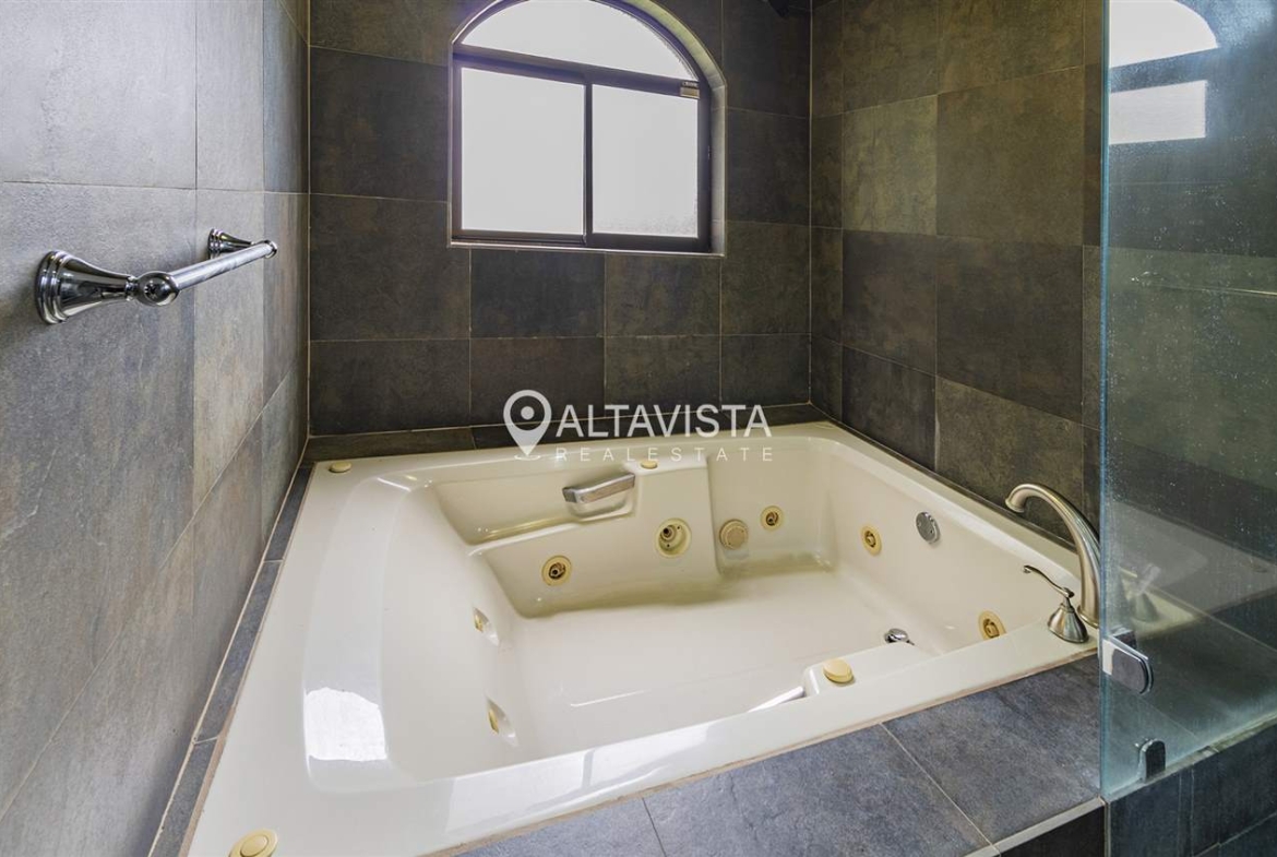 Casa en Venta - Hacienda Lindora - Santa Ana