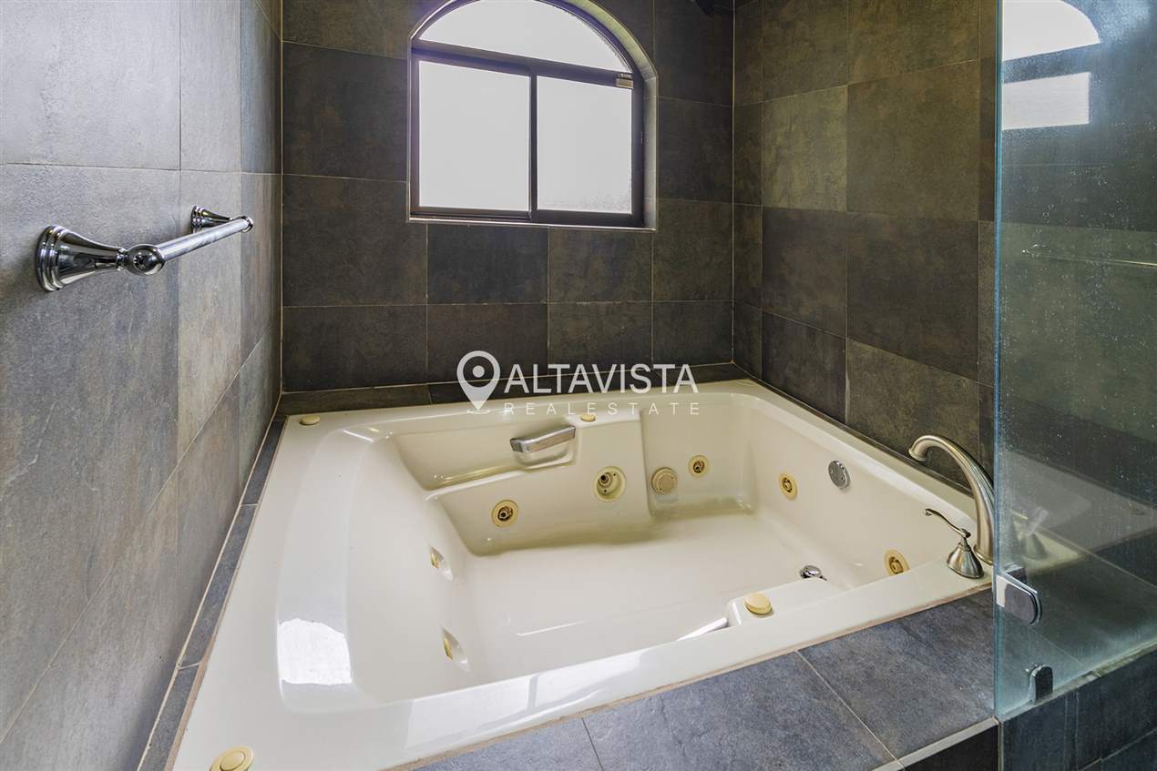 Casa en Venta - Hacienda Lindora - Santa Ana