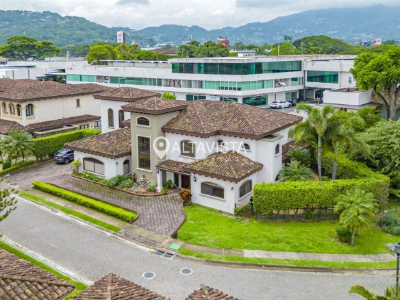 Casa en Venta - Hacienda Lindora - Santa Ana