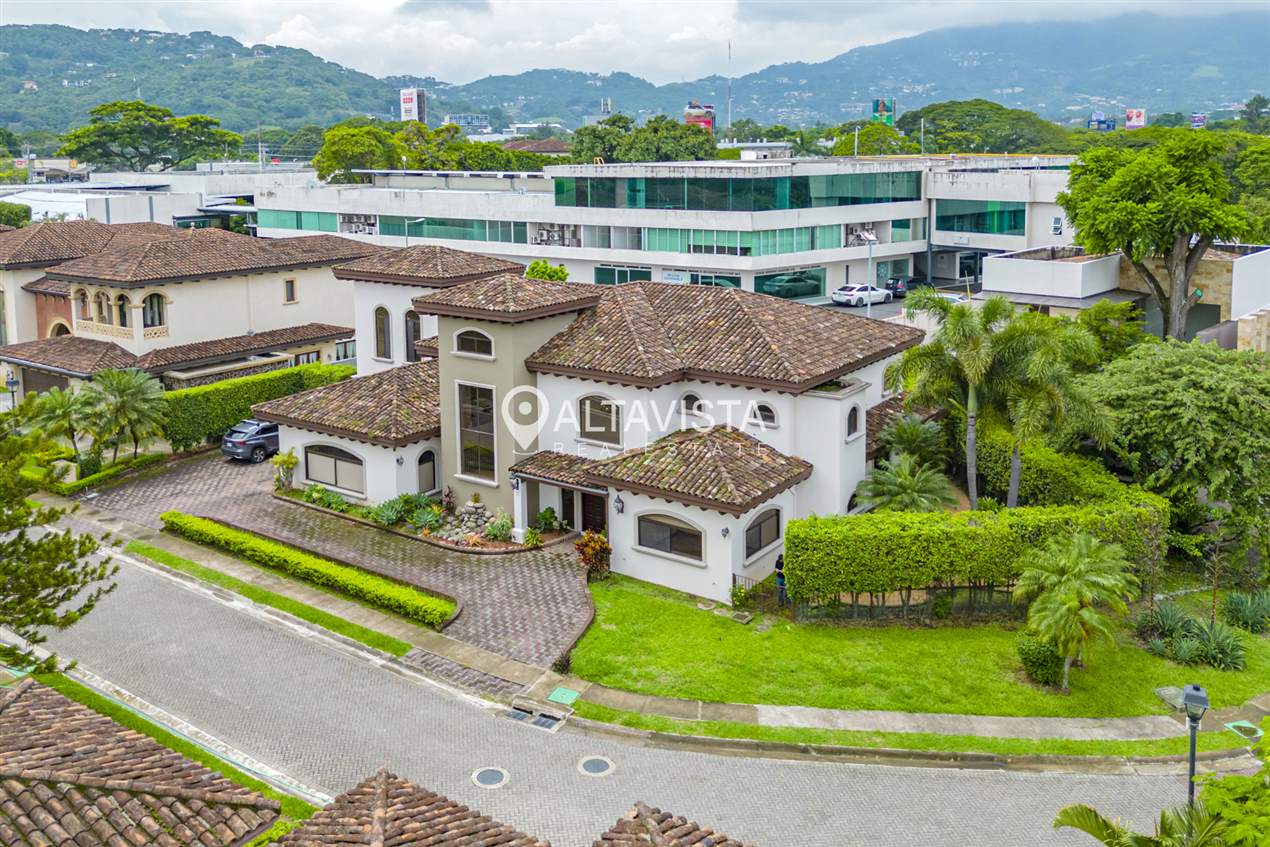 Casa en Venta - Hacienda Lindora - Santa Ana
