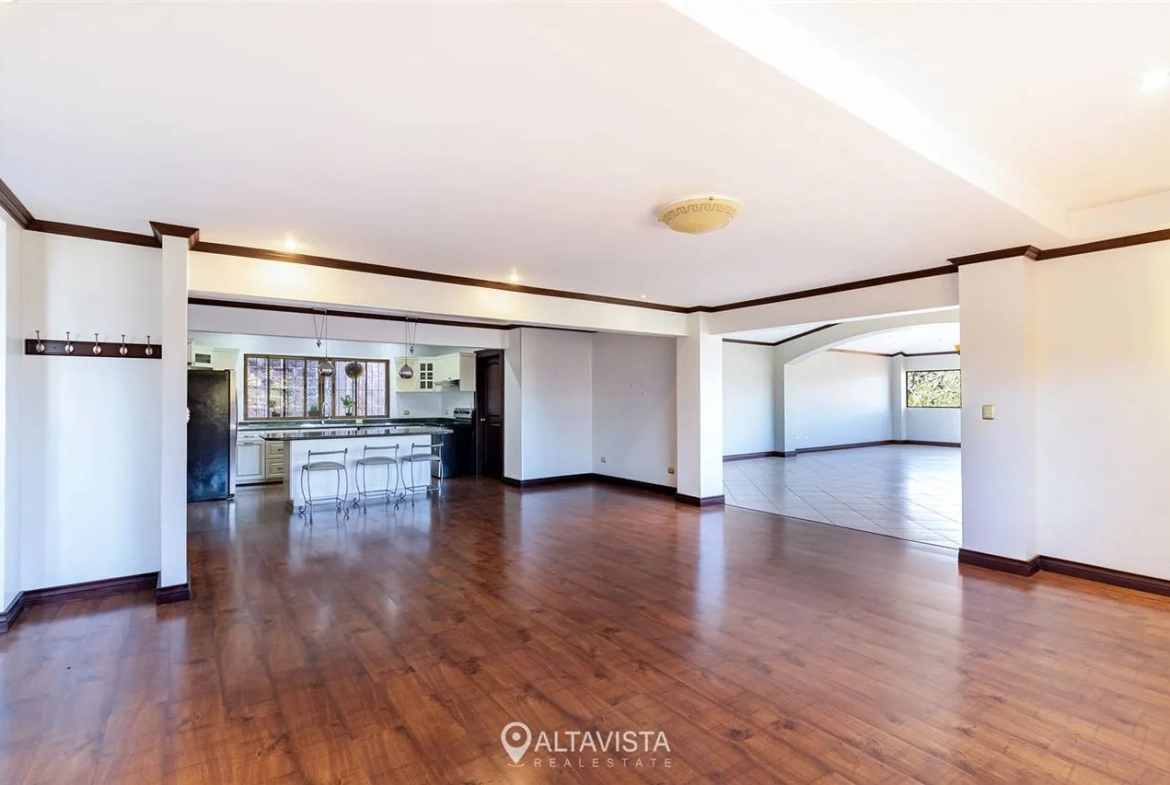 Casa de 1 Piso con Vista en Escazú