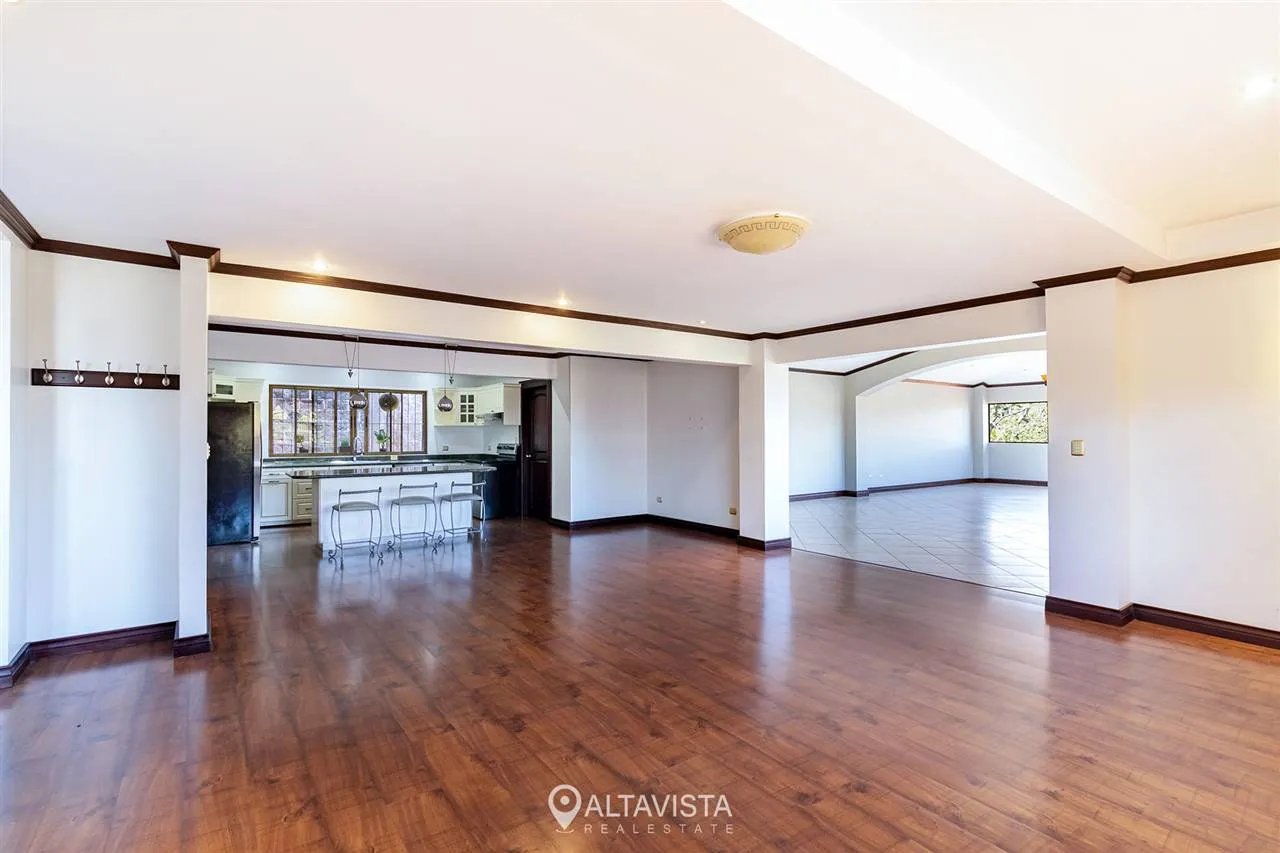 Casa de 1 Piso con Vista en Escazú